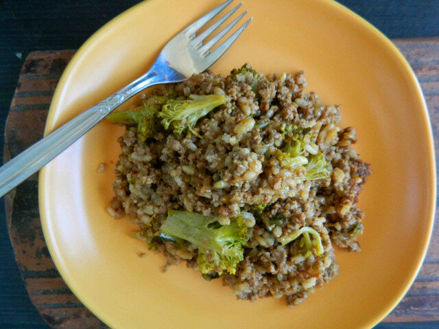Ориз с броколи и кайма по тайландски