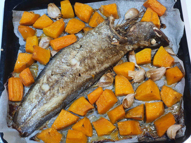 Морска риба на фурна със сладки картофи