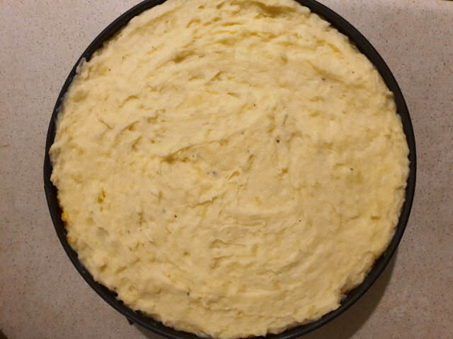 Солена торта от картофено пюре и кайма