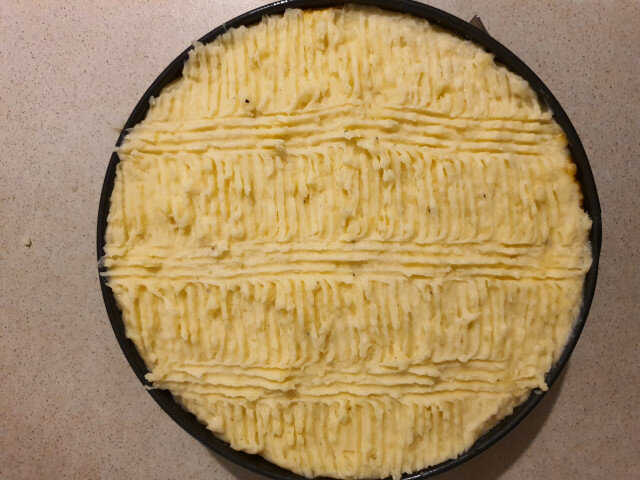 Солена торта от картофено пюре и кайма