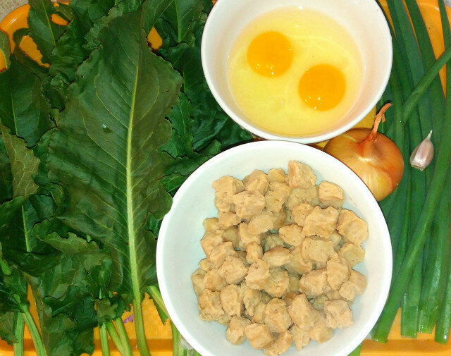 Бъркани яйца с лапад и соеви хапки