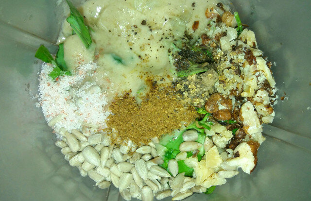 Зелен сос Тахини със спанак, киселец и левурда