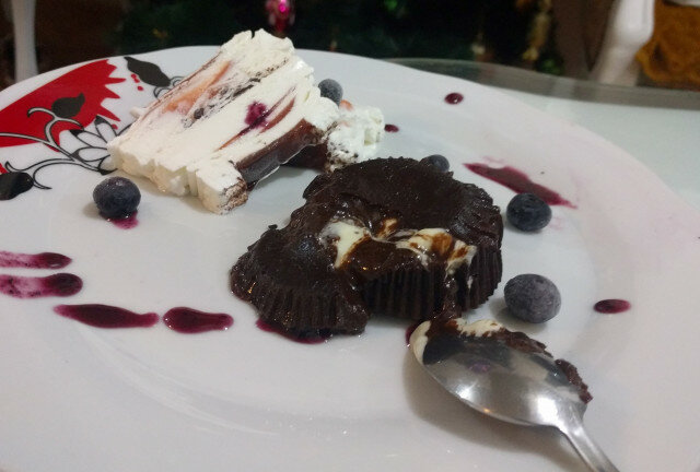 Лава кейк с черен и бял шоколад