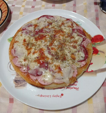 Бърза пица с колбас на тиган