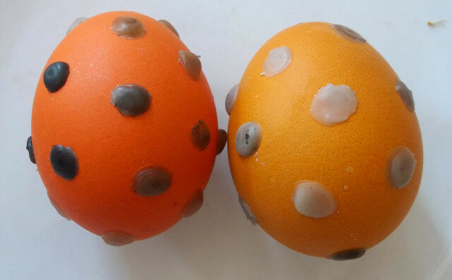 Двойно боядисани яйца на точки с восък