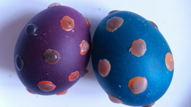 Двойно боядисани яйца на точки с восък