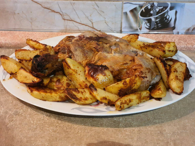 Маринован агнешки бут с картофи на фурна
