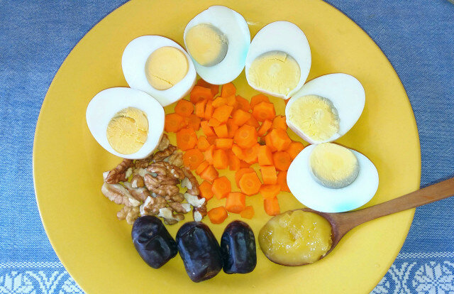 Сладки пълнени яйца с морков и фурми