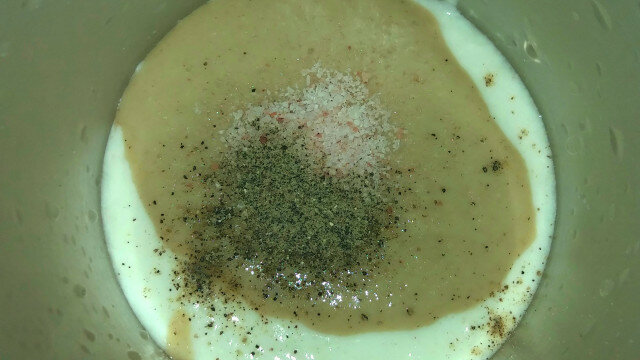 Яйчена салата с коприва и млечен таханов сос