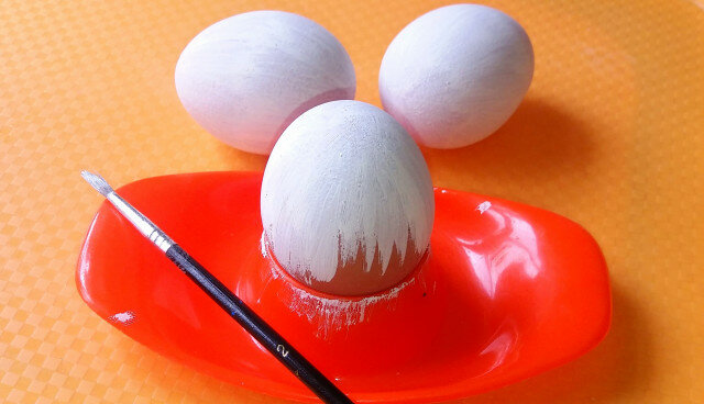 Рисувани великденски яйца с акварелни боички