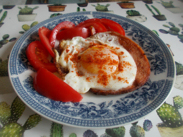 Вкусна закуска с колбас и яйца