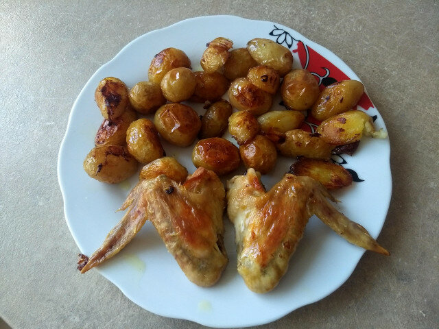 Печени пресни картофи с пилешки крилца