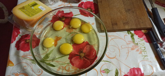 Яйца със сирене гауда, гъби и свинско филе