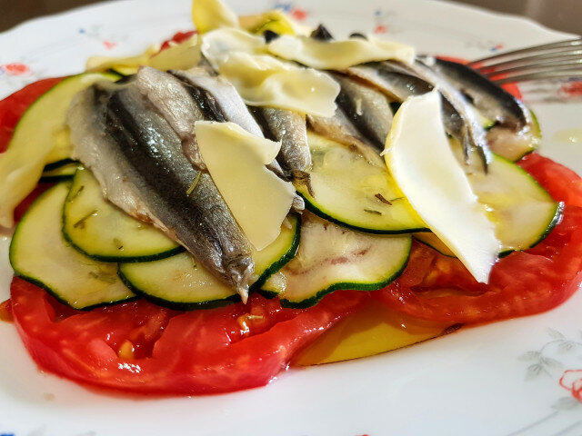 Рибна салата с копърка, тиквички и домати