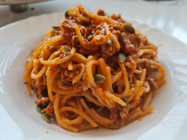 Спагети с червен сос и тиквени семки