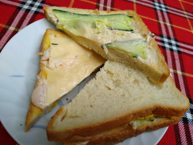 Сандвич с пушено пилешко филе и чедър