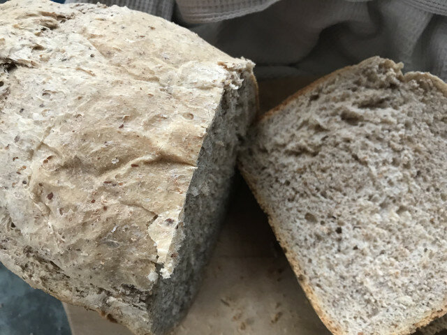 Пълнозърнесто хлебче в хлебопекарна