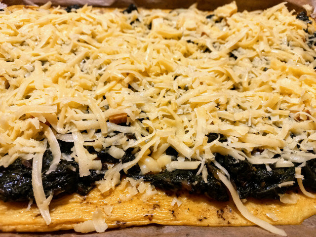 Спаначена пица с моцарела без брашно