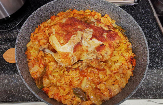 Класическо пълнено пиле с ориз и дробчета върху зеле