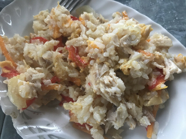 Пържен ориз с яйца и пилешко