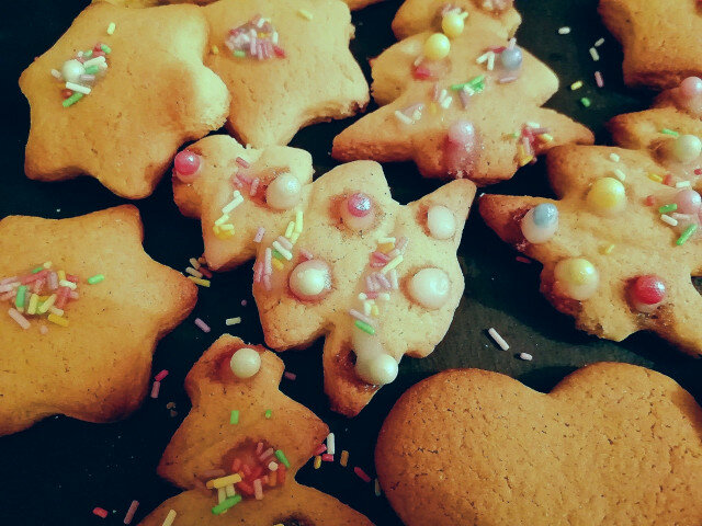 Коледни бисквитки с украса