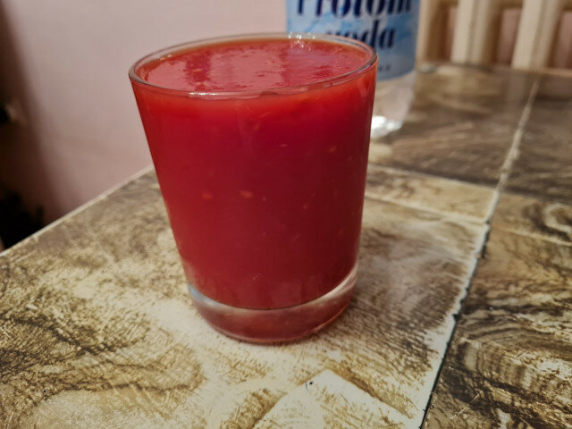 Домашен доматен сок с люти чушки