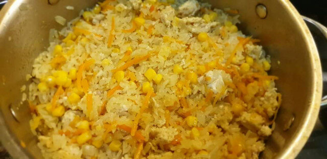 Ориз с пилешка кайма и царевица