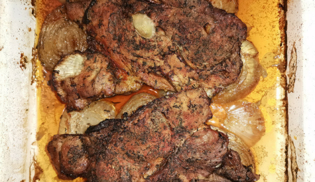 Свински пържоли върху канапе от лук