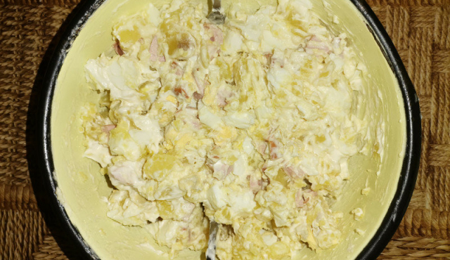 Картофена салата с яйца и кренвирши