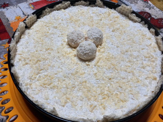Кокосова торта Рафаело с малини