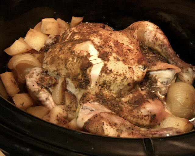 Цяло пиле с гарнитура в Crock-pot