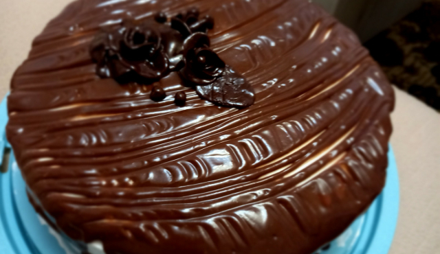Шоколадова торта със сметанов крем и глазура