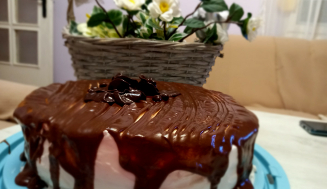 Шоколадова торта със сметанов крем и глазура