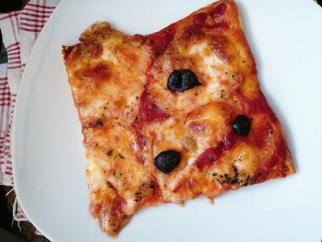 Пица с маслини и моцарела