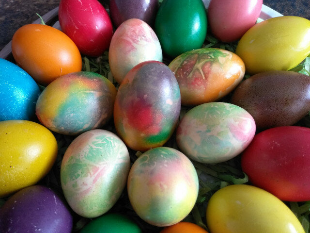 Вързани боядисани великденски яйца