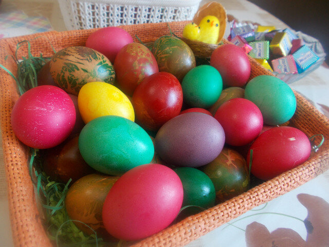 Малки и големи боядисани яйца