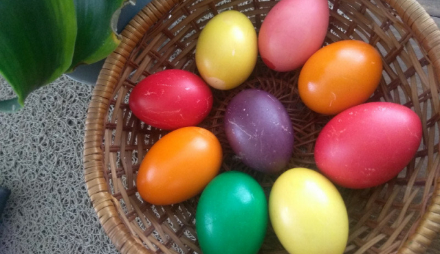 Варени и боядисвани яйцата в мултикукър