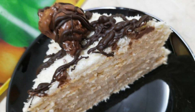 Бисквитена торта с крем Рафаело
