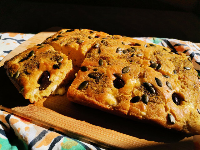 Царевичен кекс с маслини и сирене