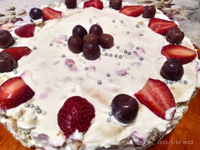 Бисквитена торта с ягоди и крема сирене