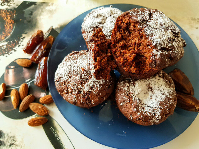Шоколадови кексчета с фурми и бадеми