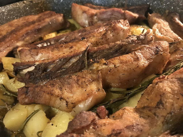 Печени свински ребърца с пресни картофки