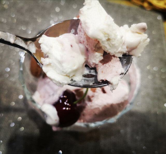 Сметанов сладолед с ягодово кули