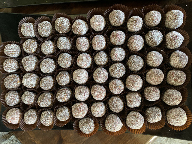 Сурови сладки топки с кокосово масло и ядки