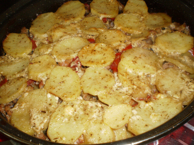 Пилешка запеканка с картофи и гъби