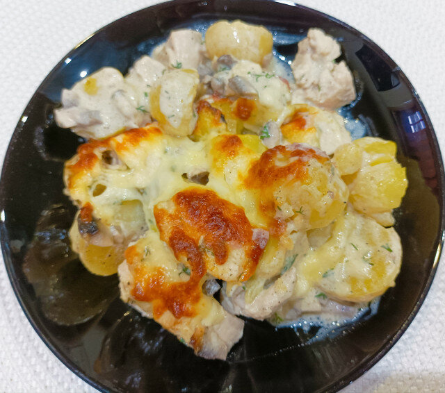 Запеканка с пилешко филе и пресни картофи