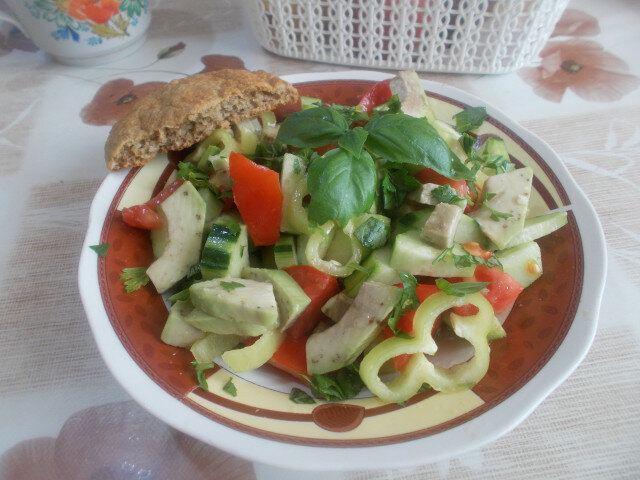 Лятна салата с авокадо, краставица и домат