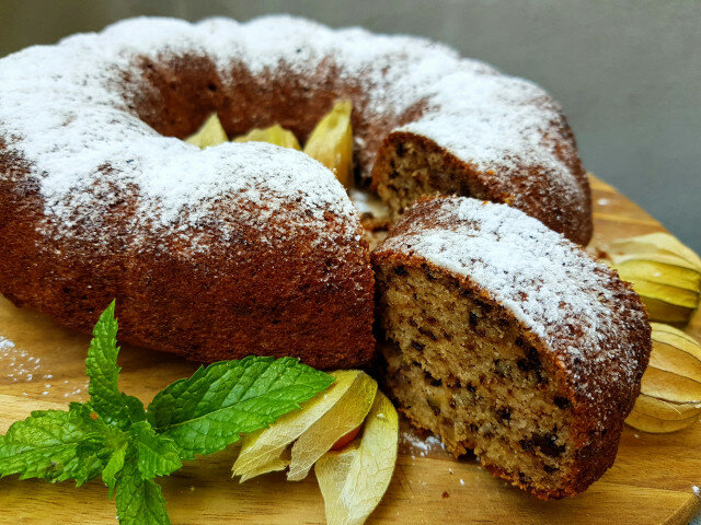 Маслен кейк с тиквички, фурми и орехи