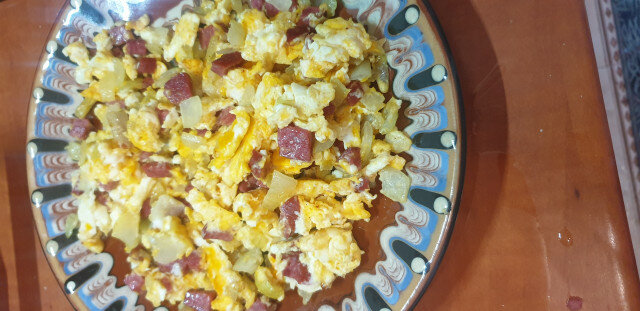Бъркани яйца с лук и салам