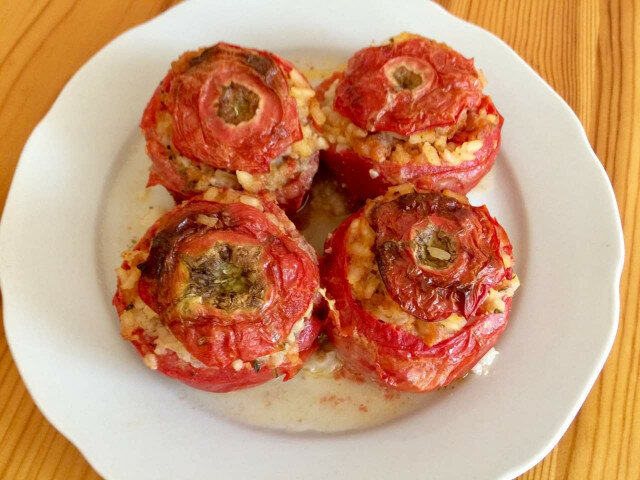 Пълнени червени домати с ориз и кайма
